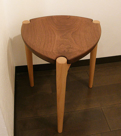 さんかくスツール